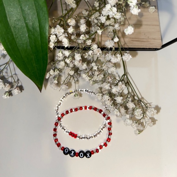 Handmade XOXO Alphabet Glass Beaded Bracelet - Picture 3 of 6